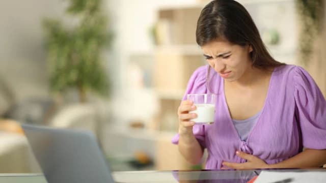 Uống sữa bị ợ chua: Có phải dấu hiệu bất thường không?