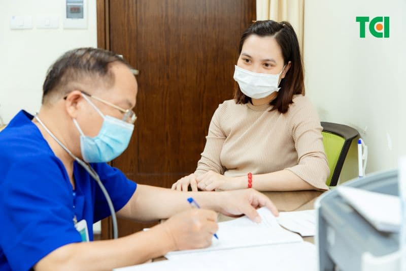 Mẹ mang thai muốn uống trà gừng nên hỏi ý kiến chuyên gia y tế để tránh ảnh hưởng đến sức khỏe của cả mẹ và bé.