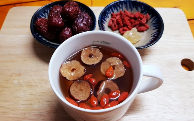 Trẻ uống trà táo đỏ hàng ngày có tốt không