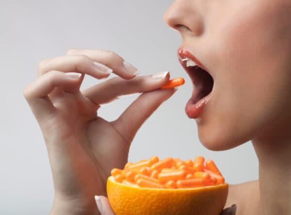 Uống vitamin C có tác dụng gì trong bảo vệ da khỏi tác hại của tia UV và các yếu tố môi trường?