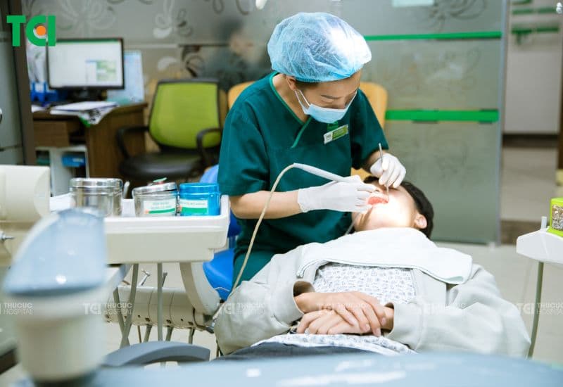 Để đạt hiệu quả tối ưu, bạn nên úp răng sứ tại các cơ sở nha khoa uy tín.