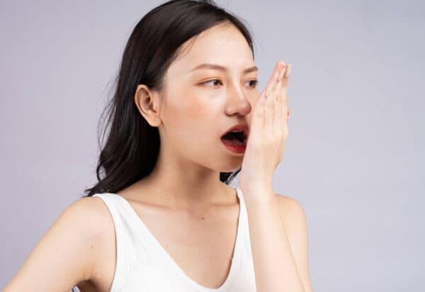 Viêm lợi gây hôi miệng do vi khuẩn tích tụ trong khoang miệng.