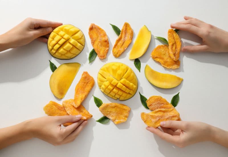 Xoài cung cấp khoảng 0,9mg vitamin E trên 100g, giúp bổ sung dưỡng chất cần thiết cho cơ thể và hỗ trợ hệ tiêu hóa khỏe mạnh.