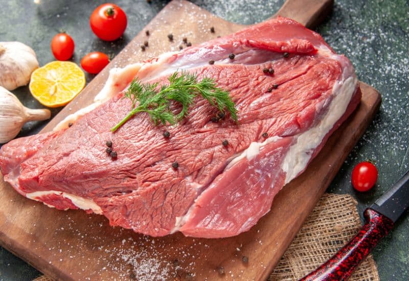 Thịt bò là nguồn cung cấp protein chất lượng cao, chứa đầy đủ các axit amin thiết yếu mà cơ thể không tự tổng hợp được.