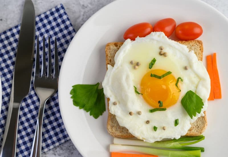 Trứng gà thông thường chứa rất ít DHA, chủ yếu là ALA - một dạng omega-3 mà cơ thể phải chuyển hóa thành DHA với hiệu suất thấp (chỉ khoảng 5-10%).