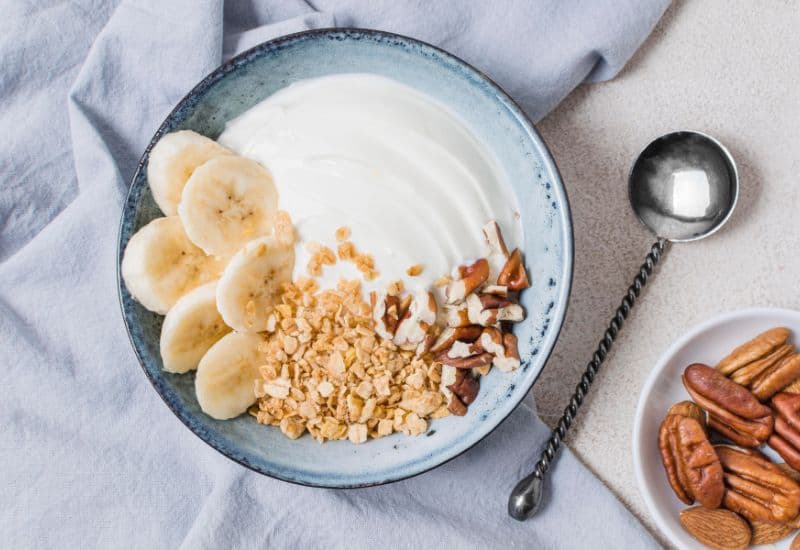 Một số thương hiệu bổ sung DHA từ dầu cá hoặc tảo vào sản phẩm, với hàm lượng dao động từ 0.03-0.1g mỗi khẩu phần sữa tươi hoặc sữa chua.