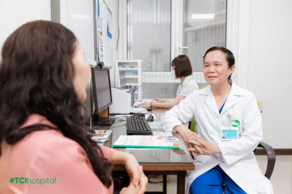 Bác sĩ thăm khám và tư vấn cho người bệnh