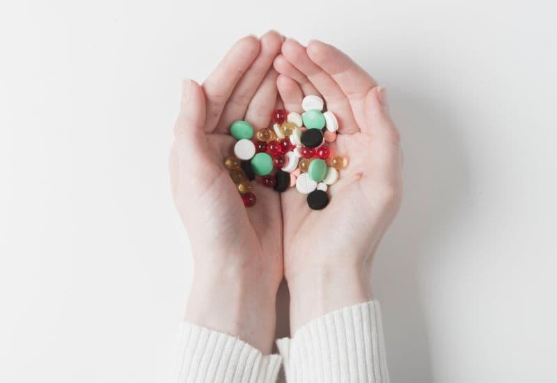 Một số loại thuốc, đặc biệt là kháng sinh, có thể tương tác với lợi khuẩn trong sữa chua.