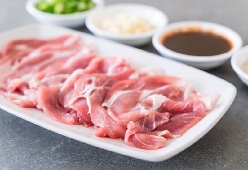 100g thịt dê có chứa khoảng 20-25g protein, 3-5g chất béo, cùng nhiều loại vitamin và khoáng chất quan trọng như sắt, kẽm, kali, vitamin B12...