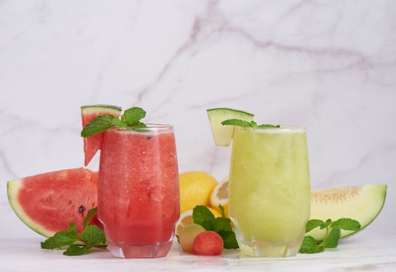 Để giảm tính nóng của thịt dê, mẹ bầu nên ăn kèm các loại rau củ như rau cải, bí đỏ, mướp hoặc uống thêm nước ép trái cây để hỗ trợ tiêu hóa.