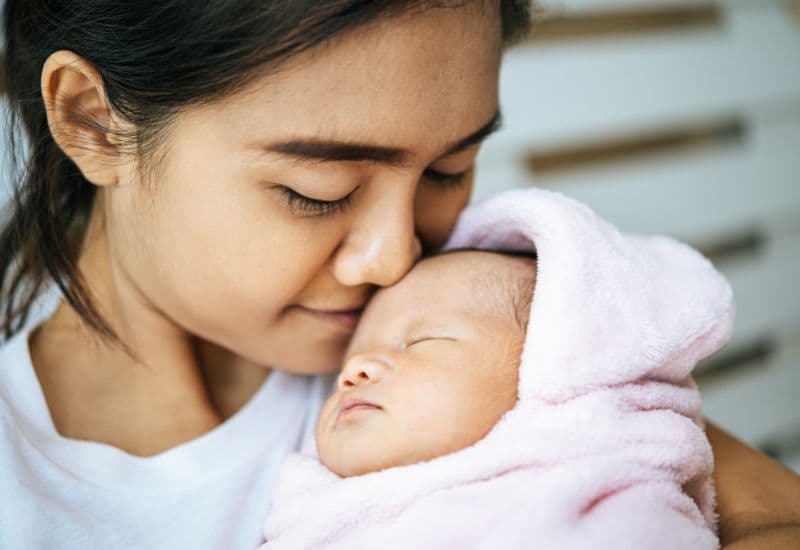 Ở cữ là khoảng thời gian đặc biệt, thường kéo dài từ 1 đến 3 tháng sau sinh, khi cơ thể mẹ cần phục hồi sau quá trình mang thai và vượt cạn.