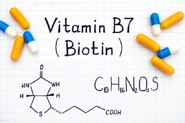 Biotin tham gia vào các phản ứng sinh hóa quan trọng, hỗ trợ cơ thể phân giải thức ăn thành năng lượng.