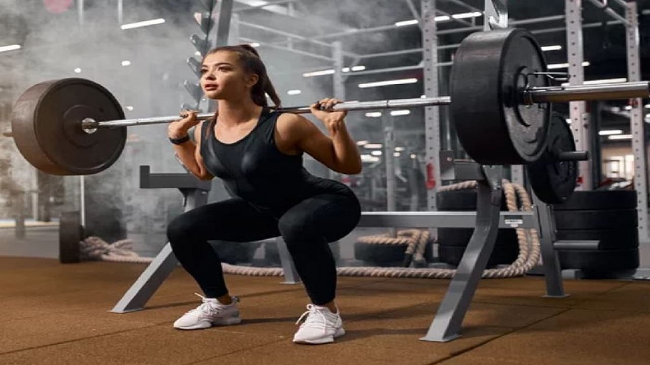 Các bài tập với tạ giúp cơ thể phát triển toàn diện nhờ khả năng kích hoạt nhiều nhóm cơ cùng lúc