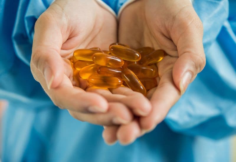 Với những người bận rộn, viên uống bổ sung astaxanthin, glutathione hay vitamin là giải pháp tiện lợi.