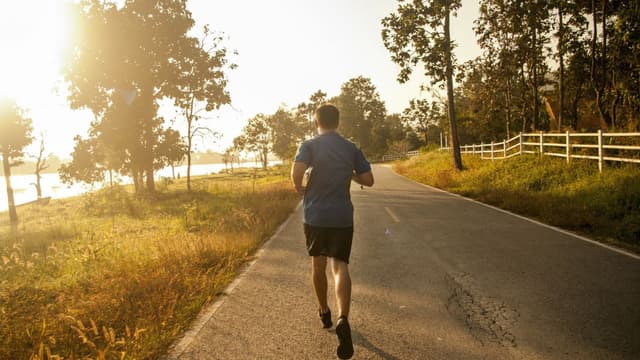 Những lưu ý khi chạy bộ cho người bệnh huyết áp cao