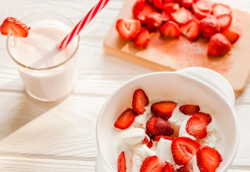 Dâu tây có tính axit nhẹ, ăn lúc đói có thể gây kích ứng dạ dày, đặc biệt với những mẹ có tiền sử đau dạ dày sau sinh.