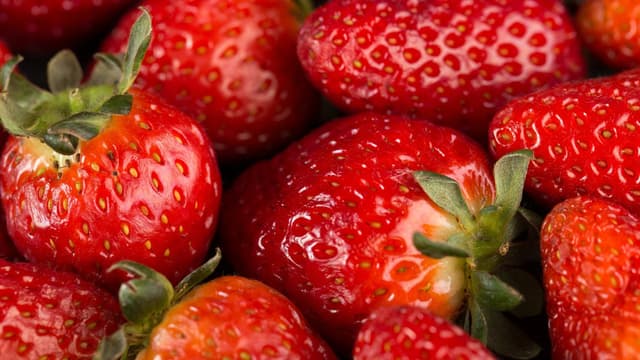 Tìm hiểu vấn đề cho con bú ăn dâu tây được không