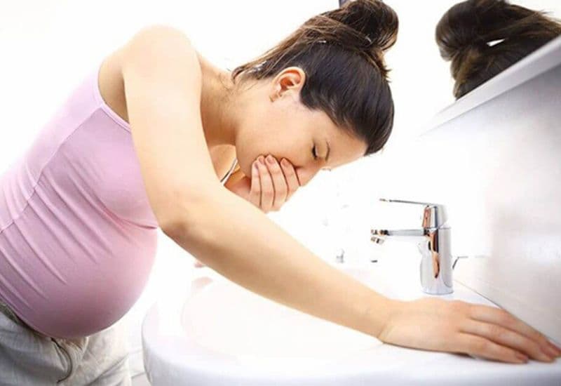 Cảm giác buồn nôn và ốm nghén vào buổi sáng là một trong những dấu hiệu phổ biến nhất cho thấy bạn có thể đang mang thai.