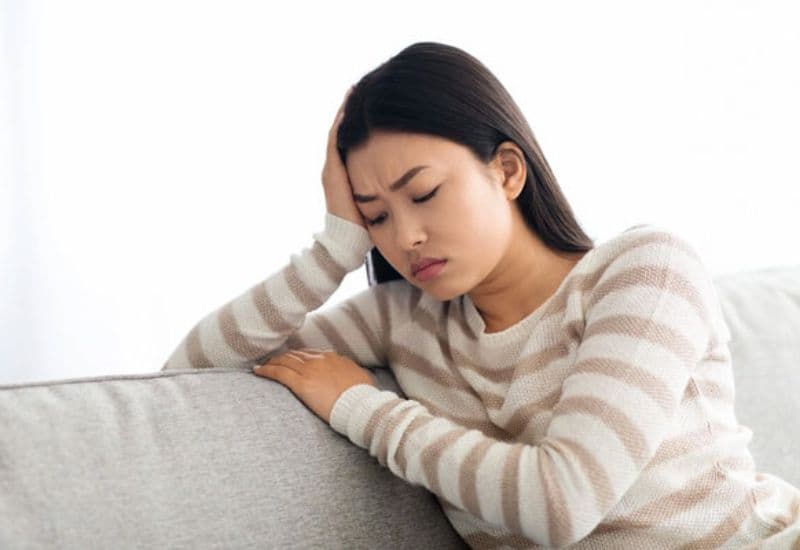 Tâm trạng thay đổi thất thường là một dấu hiệu có thai thường gặp ở những tháng đầu.