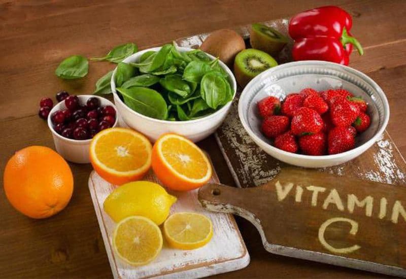 Một chế độ ăn giàu vitamin C và dưỡng chất sẽ hỗ trợ phòng ngừa tình trạng đau nướu.