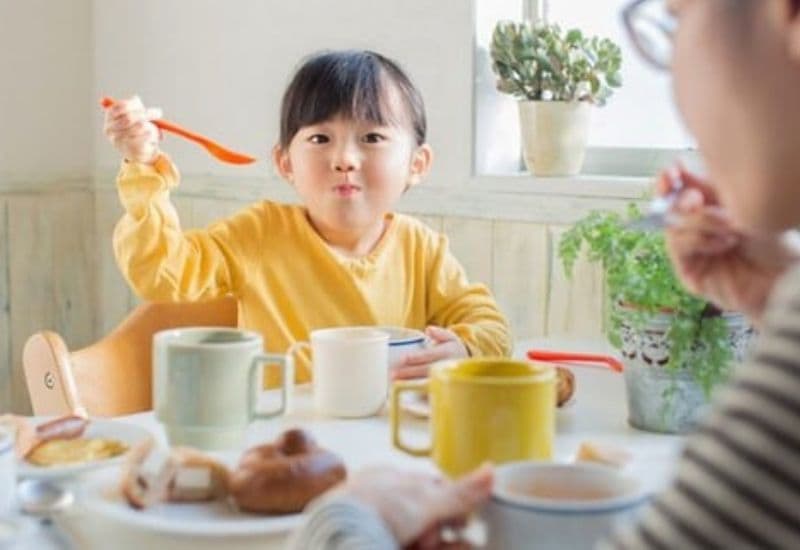 Điều chỉnh dinh dưỡng trẻ em theo từng giai đoạn giúp trẻ hấp thụ hiệu quả hơn.