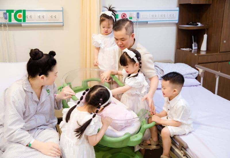 Các bé nhà chị Lý đến thăm mẹ và em út tại Khoa Phụ Sản.