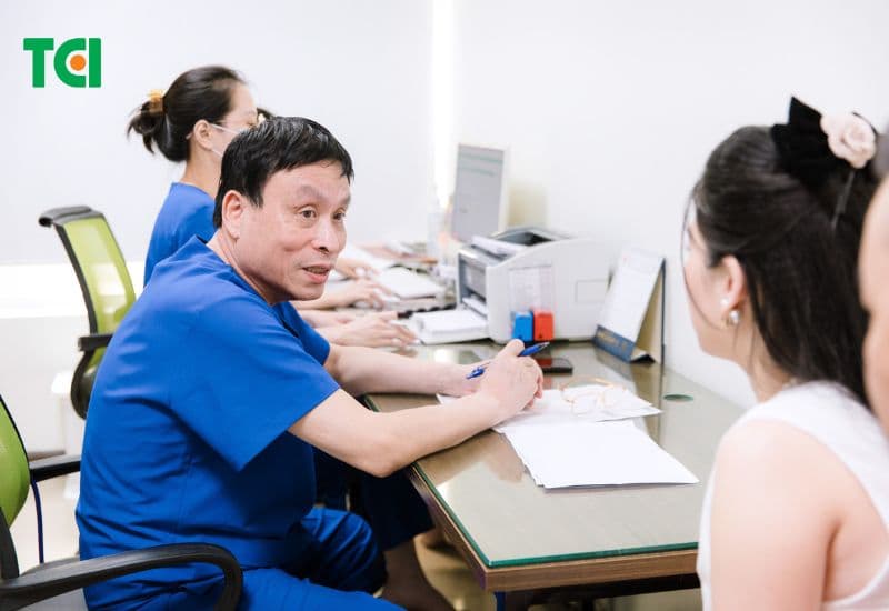 Bác sĩ Hà trực tiếp khám, tư vấn và thực hiện ca mổ cho chị Lý.