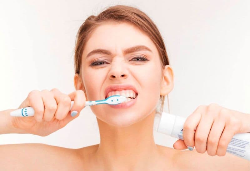 Đánh răng đúng cách mỗi ngày là giải pháp đơn giản giúp ngăn ngừa hôi miệng sau ăn.