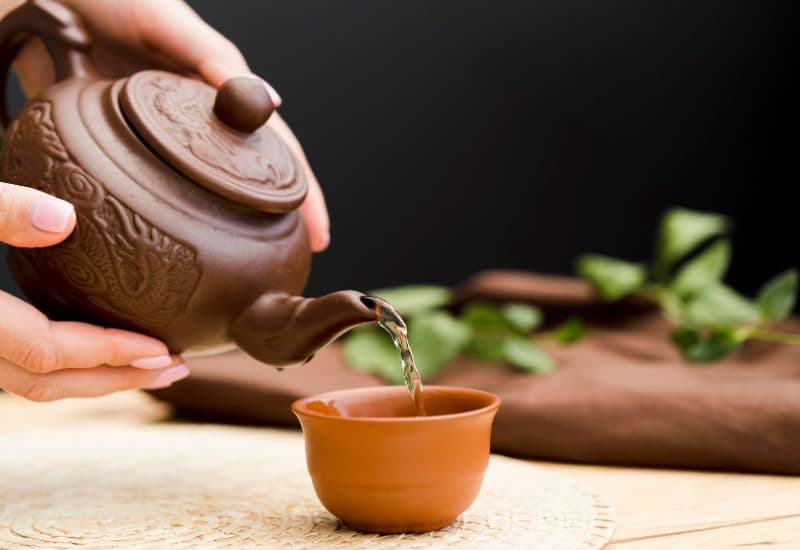 Bạn có thể phơi khô lá sung để làm trà uống hàng ngày.