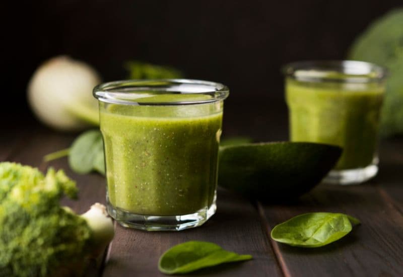 Cần tây chứa hàm lượng nước cao, chất xơ, vitamin K, C và nhiều khoáng chất như kali, magie.