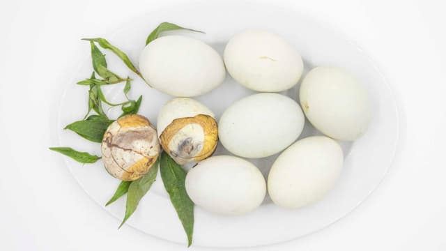 Tìm hiểu về vấn đề những người không nên ăn trứng vịt lộn