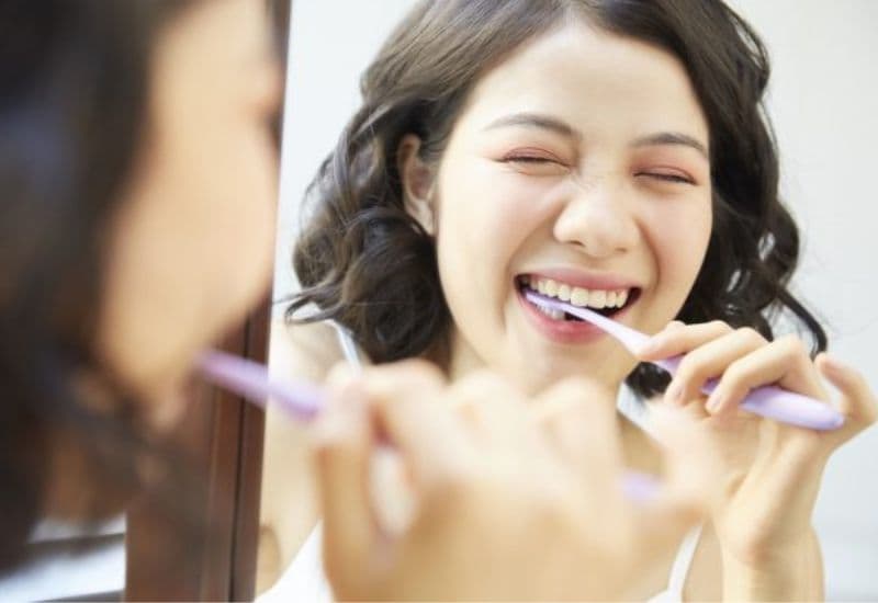 Vệ sinh răng miệng đúng cách sau khi niềng răng sứ là yếu tố quan trọng giúp duy trì hiệu quả tối ưu và bền vững lâu dài.