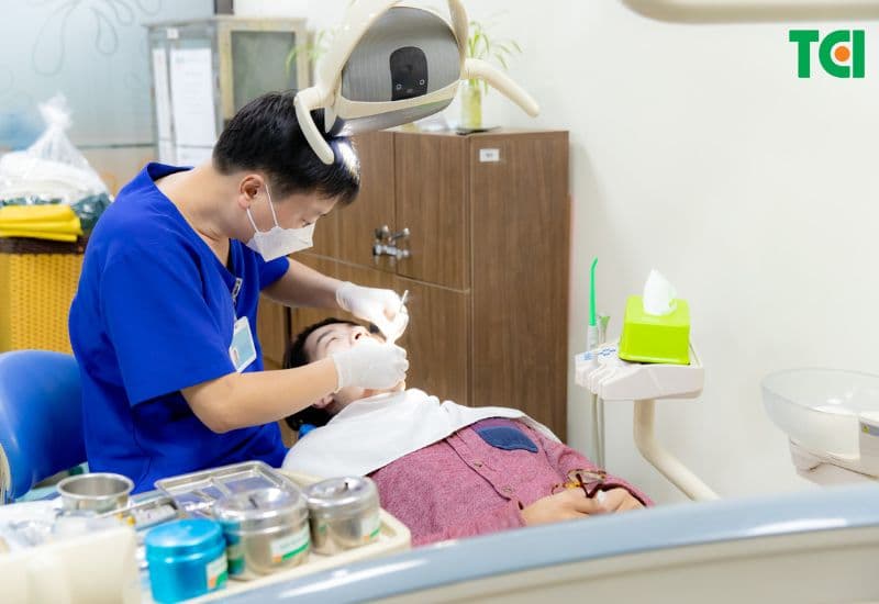 Khám răng định kỳ sau niềng răng sứ giúp duy trì hiệu quả tối ưu.