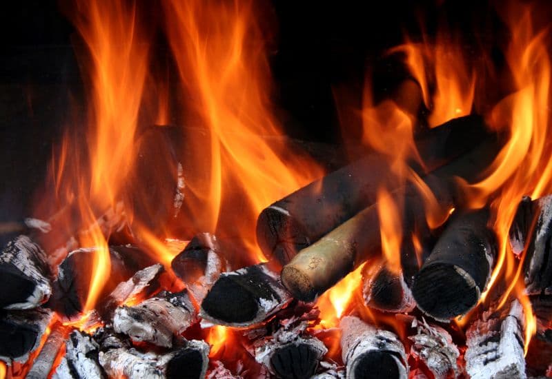 Nằm than là một phong tục lâu đời trong văn hóa Việt Nam, đặc biệt phổ biến ở các vùng nông thôn.