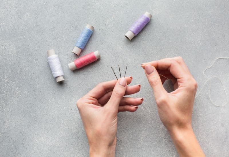 Giải đáp chi tiết thắc mắc: Ở cữ sau sinh có khâu quần áo được không?