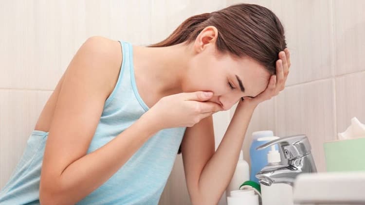 Ợ hơi buổi sáng là tình trạng nhiều người gặp phải.