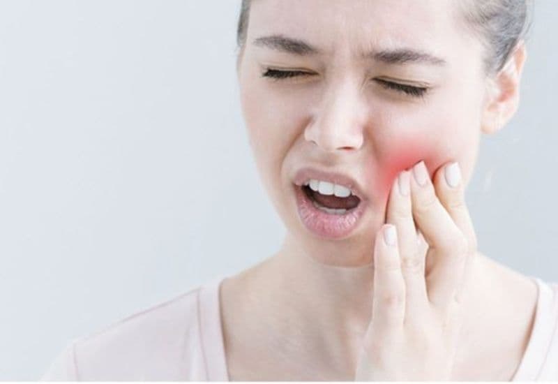 Sâu tủy răng xảy ra khi vi khuẩn xâm nhập qua lỗ sâu, gây nhiễm trùng buồng tủy.