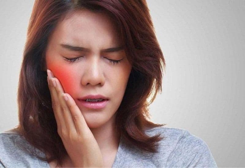 Cảm giác đau nhói khi nhai, đặc biệt trên răng bị sâu tủy răng, là dấu hiệu cần lưu ý.