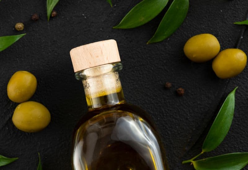 Dầu ô liu dễ bị oxy hóa khi tiếp xúc với ánh sáng, nhiệt độ cao hoặc không khí.