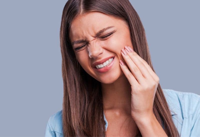 Sưng răng khôn khiến nhiều người lo lắng và ảnh hưởng đến sinh hoạt hàng ngày.