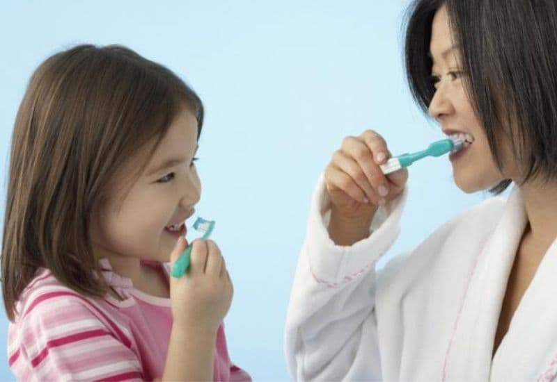 Vệ sinh răng miệng đúng cách giúp giảm sưng răng khôn và ngăn ngừa biến chứng.