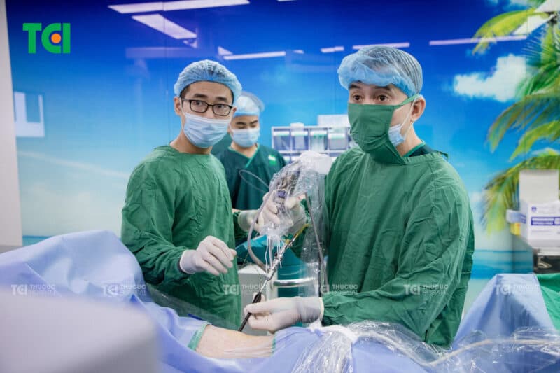 Phương pháp tán sỏi thận qua da và vai trò trong điều trị sỏi san hô