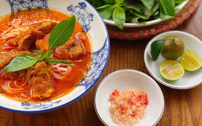 Người bệnh nên tránh các loại bún nấu cùng các gia vị chua cay