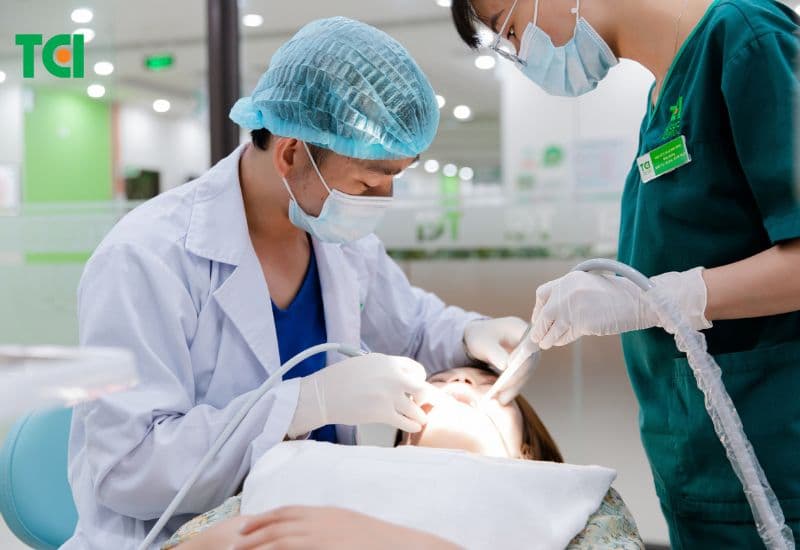 Nên thăm khám nha khoa để được tư vấn về trồng răng sứ Titan, giúp đạt hiệu quả tối ưu.