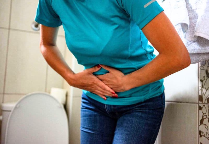 So sánh triệu chứng giữa đau bụng do thận ứ nước và đau bụng tiêu hóa