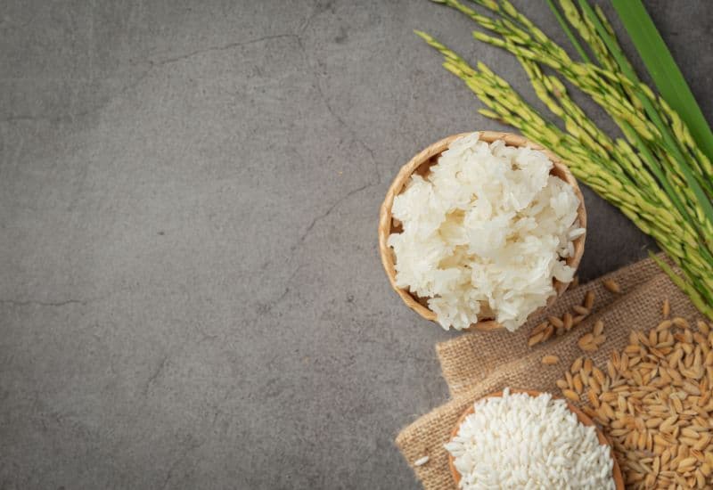 Chế độ ăn chủ yếu dựa vào gạo trắng hoặc thực phẩm tinh chế cũng làm giảm lượng vitamin B1 tự nhiên, vì chất này chủ yếu có trong lớp vỏ ngoài của ngũ cốc.