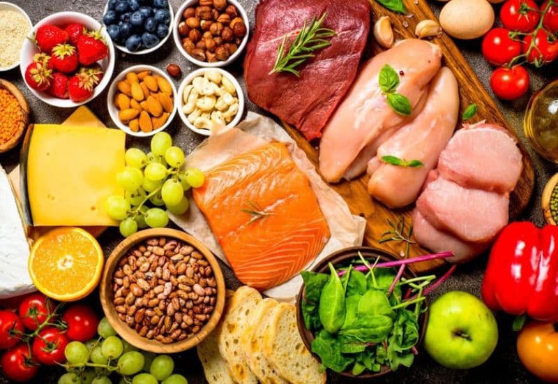 Chế độ ăn của trẻ em nên được cân đối để cung cấp đủ dưỡng chất cho quá trình lớn khôn.