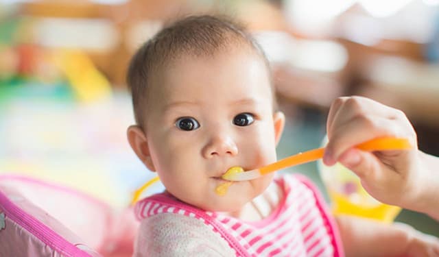 Bé ăn lươn: Những sai lầm bố mẹ thường gặp và cách khắc phục