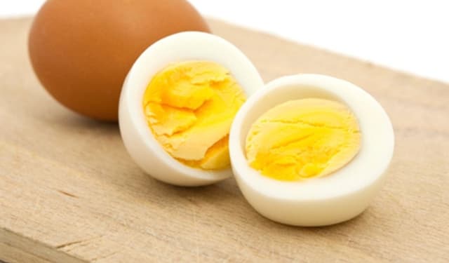 Bé ăn trứng gà mỗi ngày có tốt không? Những điều mẹ cần lưu ý