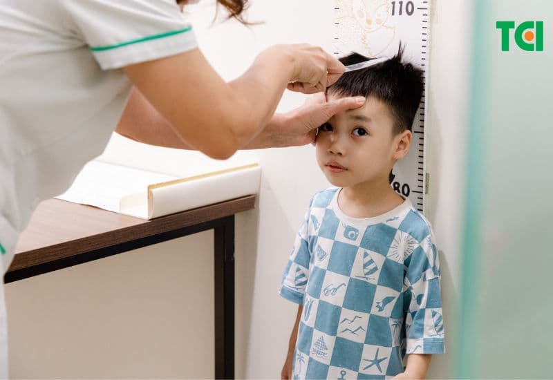 Nếu nhận thấy dấu hiệu bé còi xương, bố mẹ nên đưa bé đi khám sớm để được chuyên gia dinh dưỡng tư vấn kịp thời.